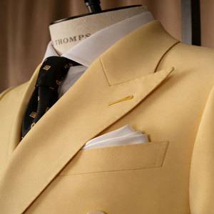 Blazer en polyester jaune marguerite pour <span class=keywords><strong>homme</strong></span>, fluide et infroissable, avec pochette de costume élégante pour un <span class=keywords><strong>look</strong></span> de fête printanière - Product Image 4