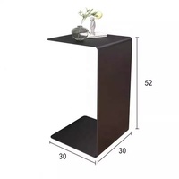 Minimalistischer C-förmiger Beistelltisch aus Edelstahl im italienischen Stil, leichter, luxuriöser, schlichter Wohnzimmer-Couchtisch, rechtwinkliger Eckentisch