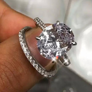 F1036 Anello di Fidanzamento da Donna in Oro Bianco con Diamante Naturale Taglio Ovale e Diamanti Laterali Colore D - Product Image 3