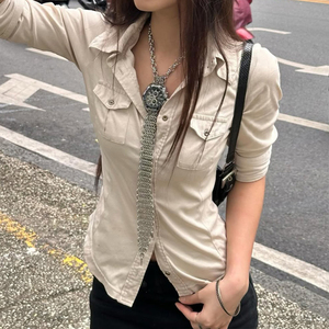เสื้อเชิ้ตผู้หญิงทรงเข้ารูป แขนยาว ปกคอปก ติดกระดุม มีกระเป๋าคู่ สไตล์ลำลอง สำหรับใส่ทำงานหรือใส่ในโอกาสทั่วไป - Product Image 3
