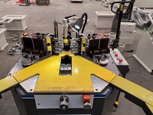 Harga pabrik tugas berat aluminium profil pintu jendela sudut mesin <span class=keywords><strong>Crimping</strong></span> sepenuhnya otomatis dengan Inti bantalan Motor Komponen - Product Image 5