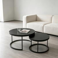 Ensemble de tables basses gigognes modernes, plateau noir mat, structure en métal noir, 2 tables gigognes, salon, hôtel