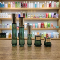 Lot de cosmétiques en verre écologique et recyclable avec bouchons à vis, pots à lotion et crème sérigraphiés pour l'emballage de produits de soin de la peau
