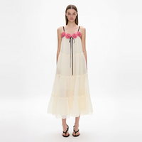 Robe longue superposée personnalisée OEM ODM pour femme, couleur ivoire, bretelles spaghetti, applique rose, ruban noir à nouer, idéale pour les tenues de villégiature