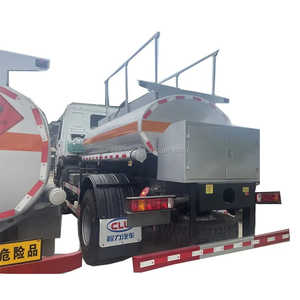 Camión cisterna <span class=keywords><strong>de</strong></span> combustible <span class=keywords><strong>de</strong></span> servicio pesado <span class=keywords><strong>4x4</strong></span> Sinotruk HOWO 10000L a la <span class=keywords><strong>venta</strong></span> para repostaje y transporte <span class=keywords><strong>de</strong></span> aceite para servicio <span class=keywords><strong>de</strong></span> repostaje todoterreno - Product Image 4