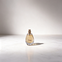 Flacon de parfum élégant en verre en forme de goutte d'eau avec bouchon en verre sphérique, col côtelé doré, livré avec du parfum liquide