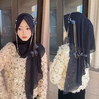 Hijab wrap rajutan tangan motif bunga mawar dengan hiasan tassel, patchwork chiffon, dan rantai, untuk wanita muslim.