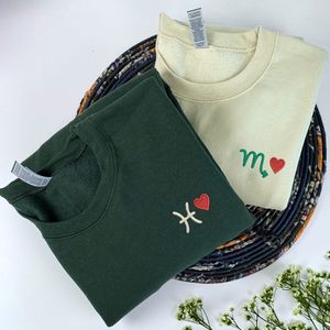 Regali personalizzati per gli amanti dell'astrologia con felpa o felpa con cappuccio con segno zodiacale ricamato - Product Image 2