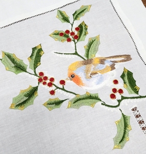 Chemin de table personnalisé brodé avec des oiseaux et des branches de houx, chemin de table en coton blanc de qualité supérieure avec ourlet festonné pour la maison et l'hôtel - Product Image 4