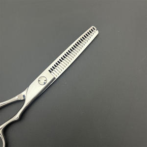 Tijeras Profesionales para Cabello de 6 Pulgadas, Tijeras de Entresacar de Acero Inoxidable 440C con Dientes Angulados y Orificio Ciego, para Uso con Mano Derecha en Salones de Belleza - Product Image 2