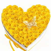Saint-Valentin, Anniversaire, Fête des Mères, Anniversaire de Mariage : Coffret Cœur de 50 Roses Éternelles Jaunes – Plantes en Boîte Cadeau