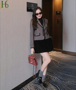 Blazer court pour femme fabriqué au Vietnam, mélange polyester-spandex, blazer à bouton unique classique - Product Image 1