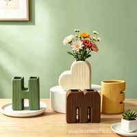 Vase en céramique de style minimaliste haut de gamme, luxe léger, en coffret, un ensemble, motif lettre, pour décoration de chambre de mariage, produit transfrontalier très vendu