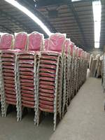Chaises empilables pour banquets d'hôtel et événements, avec coussin moelleux, design moderne, pour mariages, repas et utilisation en extérieur