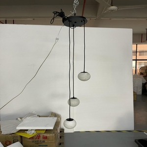 Suspension minimaliste Goutte de pluie avec sphères en onyx de type lune et fils réglables pour intérieurs de villas et d'hôtels de luxe - Product Image 3