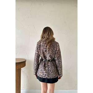 เสื้อเบลเซอร์ลายเสือดาวสำหรับผู้หญิง แจ็คเก็ตผ้าทอสำหรับฤดูใบไม้ร่วง พร้อมเข็มขัดสีทอง แขนยาวเต็มตัว - Product Image 1