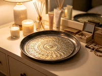 Plateau rond vintage en métal, gris avec revêtement poudré et décorations dorées et argentées brossées, plateau de service décoratif