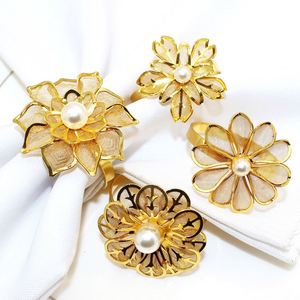 Anneaux de serviette en métal robustes au design floral, très demandés, pour la décoration de table de Noël, de mariage ou de dîner - Product Image 1