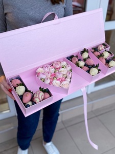 Arrangement floral sucré en forme de lettre « Je t'aime » dans une boîte en papier pour la Saint-Valentin - Product Image 2