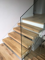 Villa moderne Escaliers flottants d'intérieur préfabriqués avec lumière LED Escaliers droits en bois massif Garde-corps en verre pour appartements