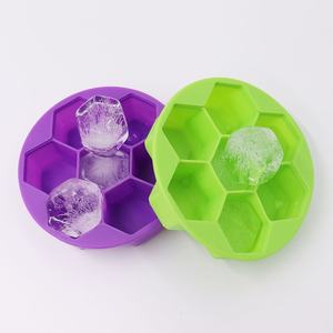 <span class=keywords><strong>Grand</strong></span> <span class=keywords><strong>bac</strong></span> à glace en silicone de qualité alimentaire hexagonal en nid d'abeille à 7 grilles avec couvercle Nouveau modèle de moule à glace Cubes en boîte en forme de tasse - Product Image 1