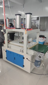 Compacteur <span class=keywords><strong>sous</strong></span> <span class=keywords><strong>vide</strong></span> industriel avec bande transporteuse pour l'emballage des textiles ménagers - Product Image 4