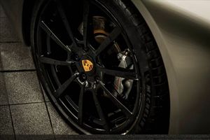 Vinilo Protector Autoadhesivo Color Champán Dorado Metálico de Alto Brillo con Canales de Liberación de Aire para Envoltura Completa de Automóviles - Product Image 3