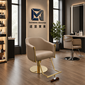 Fauteuils de barbier en cuir synthétique marron avec accents métalliques dorés, design moderne écologique, pompe hydraulique robuste pour usage en salon - Product Image 1
