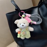 En gros, Porte-clés en peluche ours mignon avec salopette, breloque bouteille d'eau, dragonne tressée colorée et pendentif de sac poupée de dessin animé