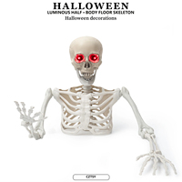 Squelette d'Halloween 2026 avec yeux lumineux, squelette demi-corps allongé au sol, accessoires de décoration pour scène de maison hantée