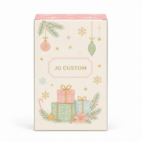Boîte cadeau de Noël élégante et mignonne en pastel mat, luxe discret, en carton ondulé avec estampage à chaud doré.