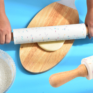 Rodillo de repostería de silicona con mango de madera y diseño de grano de color caramelo Spring Glory, apto para horno - Product Image 4