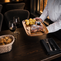 Planche à steak en bois naturel avec compartiments et trou de suspension pour la découpe, le service, le barbecue, la cuisine à domicile