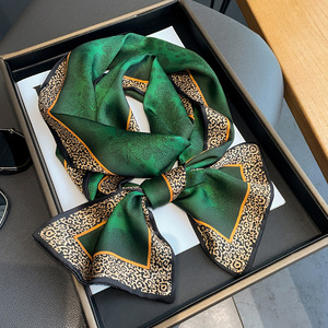 Lenço de Seda Quadrado Verde Esmeralda Estilo Coreano Primavera Outono Novo com Estampa de Leopardo Feminino Moderno 14*140cm - Product Image 1