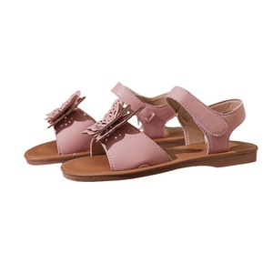 Sandalias de playa antideslizantes con suela suave y diseño de mariposa rosa para niñas, cómodas para fiestas y uso diario. - Product Image 5