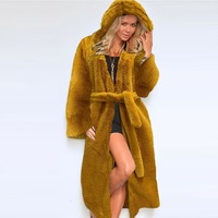 Manteau en fourrure artificielle d'hiver grande taille pour femmes avec capuche et manches longues offrant chaleur et durabilité, un manteau écologique.
