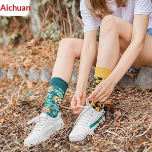 Nouvelles Chaussettes Longues en Coton Jacquard Asymétriques Tendance Décontractées Anti-humidité à Motifs de Dessins Animés pour Couples – Collection Automne Hiver - Product Image 3