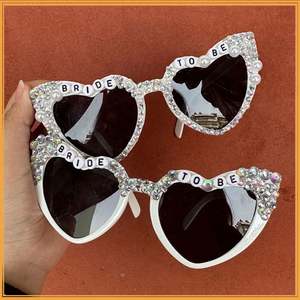 Gafas de Sol Personalizadas con Logotipo para Despedida de Soltera 2025, Gafas de Sol con Forma de Corazón y Perlas UV400 para Mujer - Product Image 3
