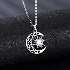 Collana con Ciondolo Luna, Design Minimalista ed Elegante, Gioiello da Indossare Quotidianamente per Donne - Product Image 4