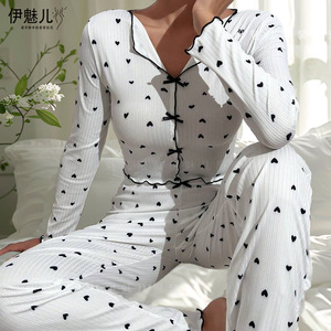 Conjunto de ropa de dormir popular en el comercio electrónico transfronterizo europeo y americano: pijama de manga larga con cuello y estampado de corazones para mujer, disponible en - Product Image 1