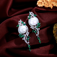 Mode élégant bijoux vert cubique zircone géométrie grande perle blanche longues boucles d'oreilles pour les femmes danse fête accessoires