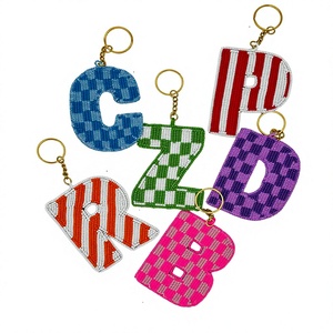 Porte-clés brodés colorés de A à Z avec perles, design tissé, anneau en alliage de zinc durable, porte-monnaie personnalisé - Product Image 1