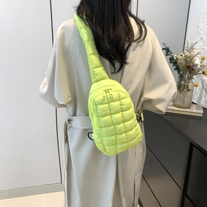 Bolso Bandolera Acolchado de Moda Qetesh, Bolso de Pecho con Rejilla Suave, Bolso Tipo Fanny Pack Acolchado y Moderno para Uso Diario y Viajes - Product Image 2