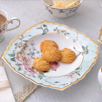 Assiette décorative en céramique européenne PITO avec motif floral et bord doré, style coloré pour restaurant
