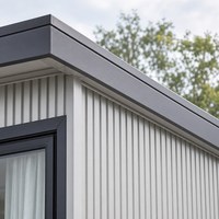 Maison d'hôtes mobile en structure acier avec terrasse à double niveau et vitrage panoramique