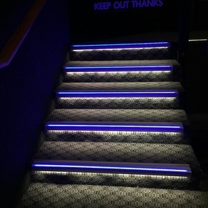 Profilé de canal en aluminium éclairé par LED pour l'éclairage du nez d'escalier - Product Image 2