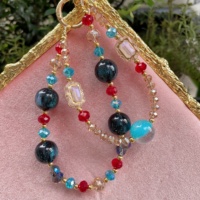 Colgante de cruz con pavé de cristales, accesorio para bolso/cadena de teléfono con diamantes de imitación en forma de lágrima en tono dorado, estilo gótico industrial pesado