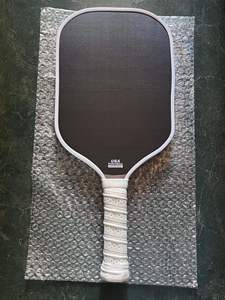 ไม้พายพิคเคิลบอลแบบกำหนดเอง OEM ODM ลายรังผึ้ง ขนาด 16 มม. ทำจากคาร์บอนไฟเบอร์ 00 & T700 ผลิตด้วยวิธีการอัดเย็น สำหรับการเล่นแบบรุกและรับ พร้อมพิมพ์ลาย UV - Product Image 5