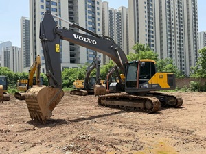 Excavadora Hidráulica Usada Volvo EC220 de 22 Toneladas, Modelo 2024, Moderna, 95% Nueva, Excelente Estado, con Motor y Componentes de Transmisión - Product Image 1
