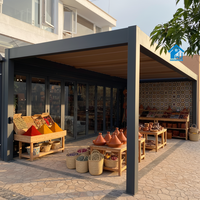 Pergola autoportante Sweet Home en aluminium thermolaqué avec toit rétractable motorisé et persiennes latérales pour jardinage extérieur